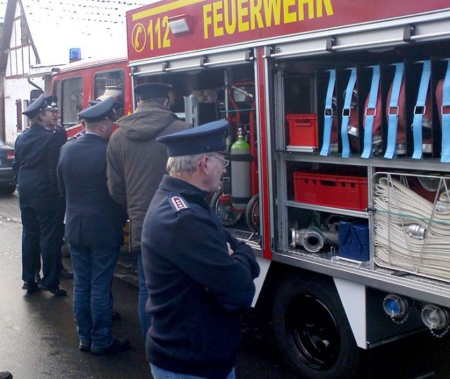 Bild: Feuerwehrauto &uuml;bergeben