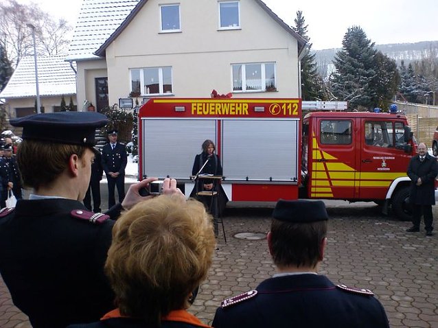 Bild: Feuerwehrauto &uuml;bergeben
