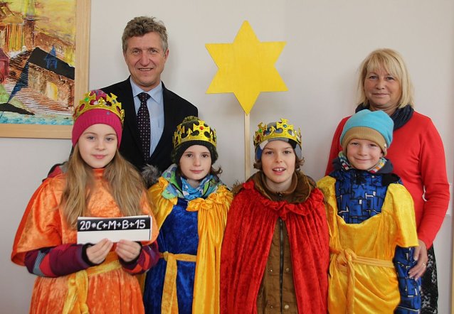Bild: Sternsinger Marie-Josephine, Lena, Justus und Johannes besuchten heute auch das Nordh&auml;user Rathaus