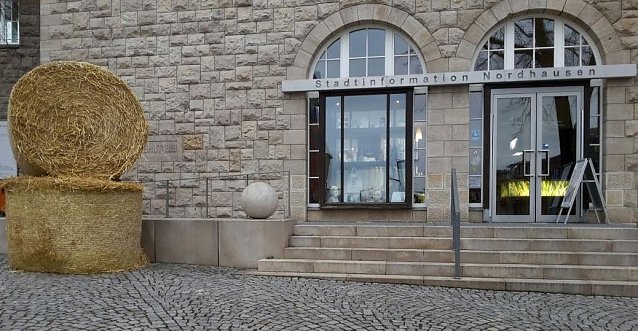 Bild: Stroh vorm Rathaus
