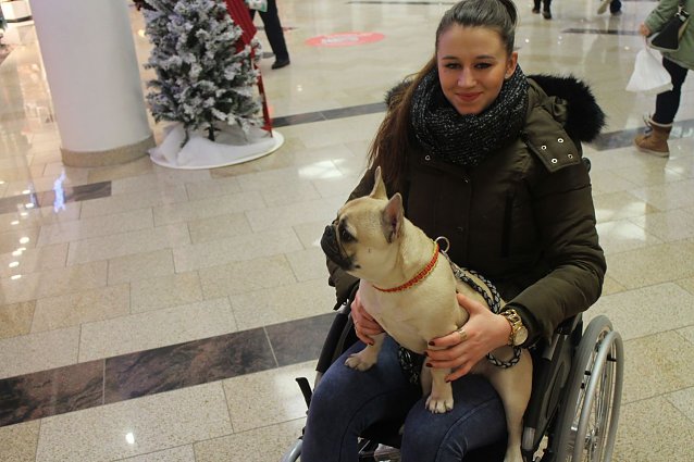 Bild: Shoppen mal ganz anders - Vivi erlebte, wie es ist als Rollstuhlfahrerin in der Nordh&auml;user Marktpassage einzukaufen