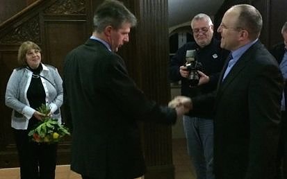 Bild: Evers gratuliert dem Gewinner Gerbothe