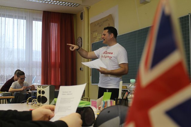 Bild: "The Englishman" - Radiomoderator Warren Green war heute in Bleicherode zu Gast um den Sch&uuml;lerinnen und Sch&uuml;lern der Realschule seine Muttersprache n&auml;her zu bringen