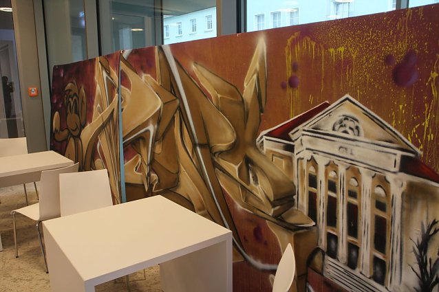 Bild: Die Graffiti Werke, die derzeit in der Nordh&auml;user Bibliothek zu sehen sind, werden demn&auml;chst versteigert