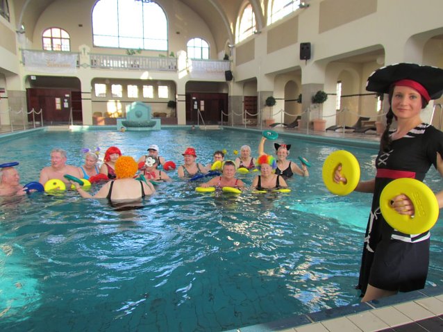 Bild: Am Rosenmontag wurde auch die Aquafitness n&auml;rrisch