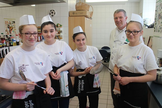 Bild: die 'Cookinetten' Emily Karnstedt, Sophie Linde, Polina Obysova und Ilda Arifovic zusammen mit Juror Mike Oertel