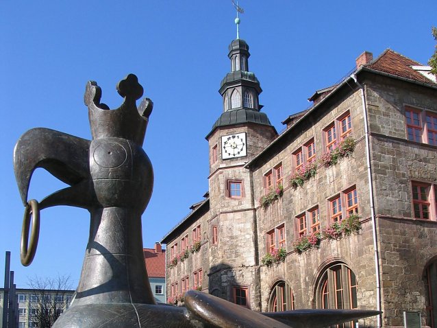 Bild: Der Aarbrunnen vor dem Nordh&auml;user Rathaus