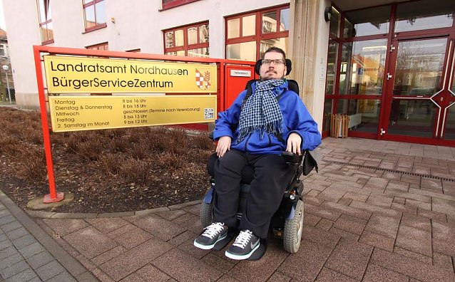 Bild: Gothe vor dem Landratsamt