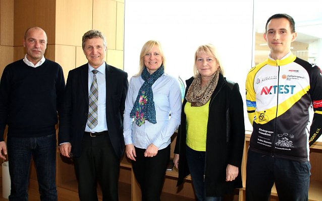 Bild: Marian Koppe (links) und  Vera Hohlfeld (3.v.l.) beide von der Th&uuml;ringer Sportmarketing GmbH sowie Christian Morgenstern vom Nordh&auml;user Radsportverein (rechts) trafen sich mit Oberb&uuml;rgermeister Dr. Klaus Zeh und Kulturdezernentin Hannelore Haase im Nordh&auml;user Rathaus.