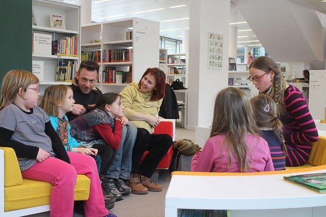 Bild: Eine sch&ouml;ne Stunde mit Mehrwert - neben dem M&auml;rchen h&ouml;rten die Kinder von Sisse Vestby-Huber auch, wie der Autor gelebt hat und wie richtiges D&auml;nisch klingt