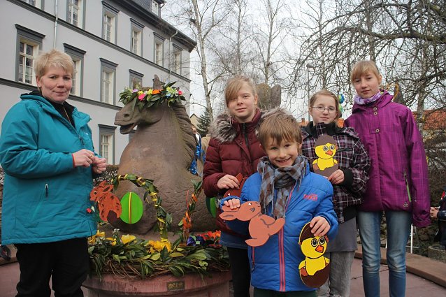 Bild: Der erste Brunnen ist geschm&uuml;ckt - das Nordh&auml;user Meerpferdchen verzierten die Sch&uuml;lerinnen und Sch&uuml;ler des F&ouml;rderzentrums Pestalozzi