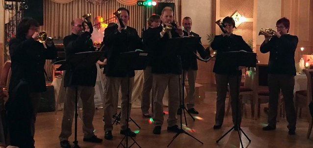 Bild: Bl&auml;sergruppe er&ouml;ffnet den Ball
