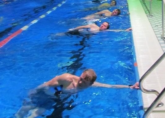 Bild: Ausdauertraining im Wasser - den Spielern der SG Leimbach verlangte das Training im Nordh&auml;user Badehaus alles ab
