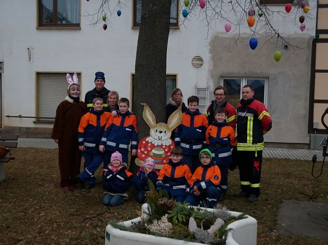 Bild: Viele Helfer packten beim schm&uuml;cken des Osterbaums f&uuml;r die Gemeinde Harztor mit an