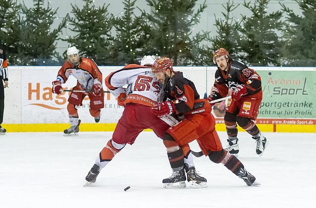 Bild: PM_20150314 Kampf bis zum bitteren Ende: Lukas Br&uuml;ckner im Zweikampf um den Puck