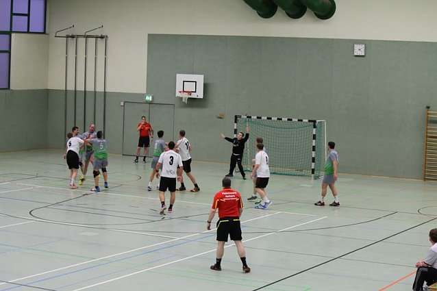 Bild: Handballer beim Derby (Halbzeit)