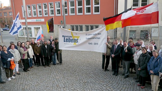 Bild: Teilnehmer des Marsch des Lebens vor dem Rathaus angekommen