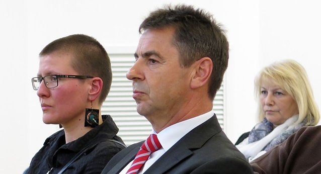 Bild: Pohl, Asche, im Hintergrund Hannelore Haase