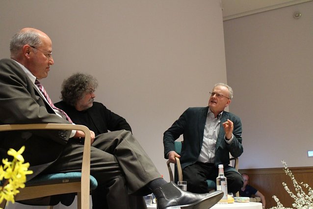 Bild: v.r.: Gregor Gysi, Moderator Hans-Dieter Sch&uuml;tt, Friedrich Schorlemmer