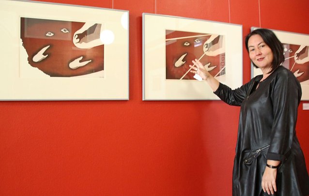Bild: Susanne Hinsching vor dem Zyklus Engel sucht sich selbst, Auatinta/Radierung, 1992