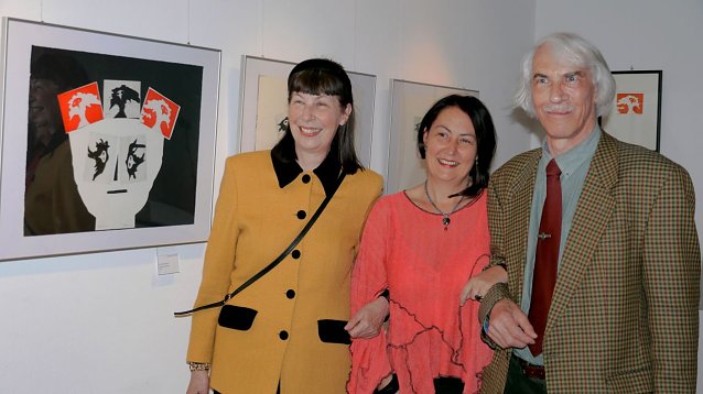 Bild: Tochter Roswitha Tafertshofer und Sohn Ludwig Glock mit Kunsthausleiterin Susanne Hinsching (Mitte).