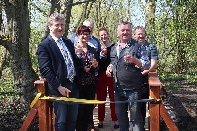 Bild: Neue Br&uuml;cke er&ouml;ffnet: v.l. Oberb&uuml;rgermeister Zeh, Kerstin Ittershagen, Steffen Iffland, Jana Henning-Jacob, Sven Holzapfel und Heinz Whallenta