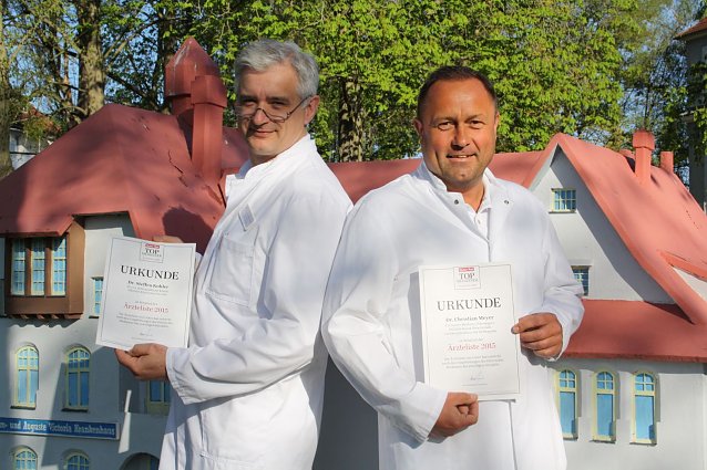 Bild: Haben es nun schwarz auf wei&szlig;: Dr. med. Steffen Kohler (links) und Dr. med. Christian Meyer freuen sich, dass sie zu den besten &Auml;rzten Deutschlands 2015 geh&ouml;ren.