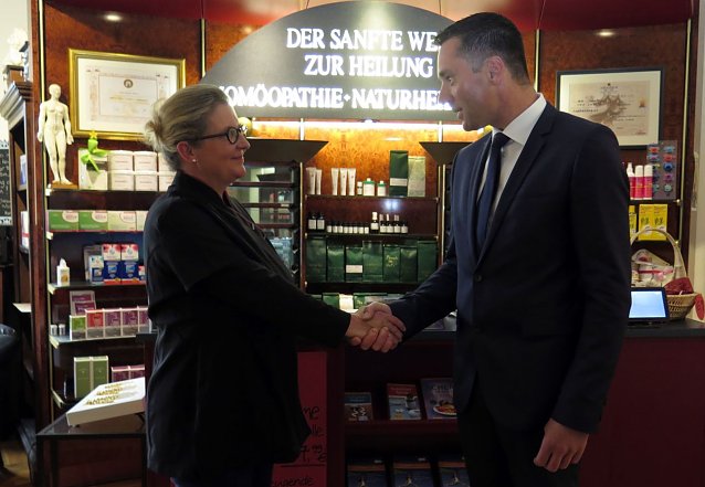 Bild: Kathrin Mucke wird von NUV Vorstand Nils Neu im Verband der Nordh&auml;user Unternehmer begr&uuml;&szlig;t