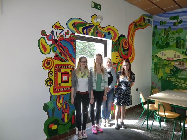 Bild: Antonia Bock, Freke Schrimpff und Julia Chrystall, Sch&uuml;lerinnen  der 11. Klasse des Schillergymnasiums Bleicherode gestalteten ihren Speisesaal im Stile Hundertwassers
