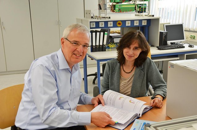 Bild: Birgit Lustermann mit Doktorvater Prof. Dr.-Ing. Matthias Viehmann im Labor f&uuml;r Bildverarbeitung