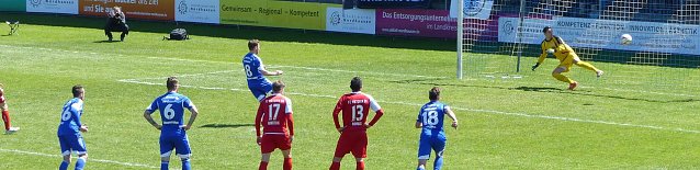 Bild: Pfingsten-Reddig verwandelt sicher zum 1:0 f&uuml;r Wacker
