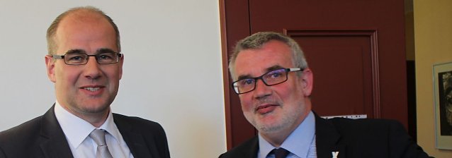 Bild: Es ist offiziell: Matthias Jendricke (links) wird neuer Landrat im Kreis Nordhausen