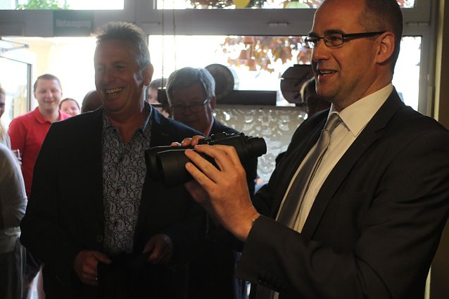 Bild: Geschenk f&uuml;r den Wahlsieger: statt Blumen gab es von Andreas Wieninger ein Fernglas - damit Parteifreund Jendricke der Blick auf die Stadt nicht verloren gehe