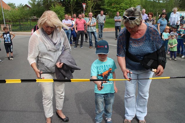 Bild: Die zweite Beigeordnete der Stadt, Hannelore Haase, der 6-j&auml;hrige Finn und Herredens Ortsteilb&uuml;rgermeisterin Christiane Winkler-K&ouml;hler gaben die Stra&szlig;e offiziell frei