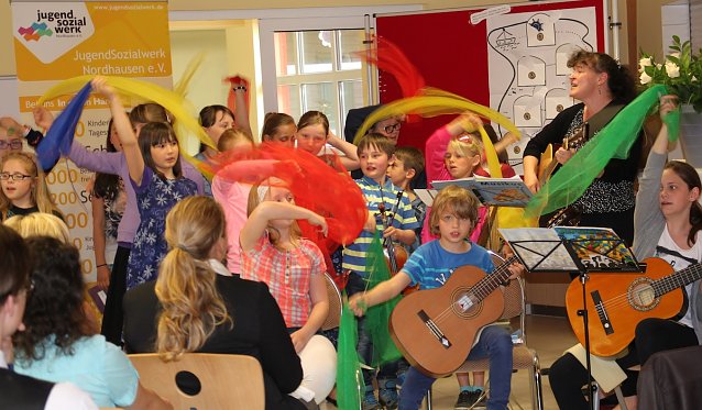 Bild: die Kinder der Albert-Kuntz-Grundschule pr&auml;sentierten ein buntes Programm.