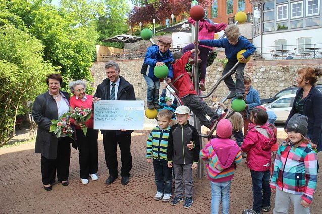 Bild: In der Nordh&auml;user Altstadt k&ouml;nnen sich Kinder jetzt an einem neuen Kletterbaum austoben