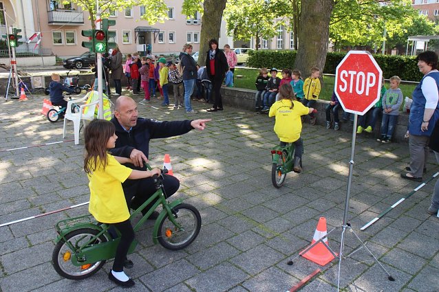 Bild: Sicherheit braucht K&ouml;pfchen - seit gut zehn Jahren organisiert die Kreissparkasse Nordhausen die Verkehrsschulungen f&uuml;r angehende Grundsch&uuml;ler
