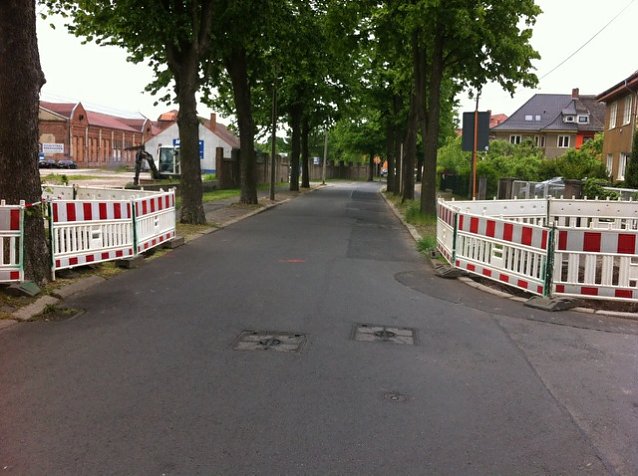 Bild: Fu&szlig;g&auml;nger werden hier &uuml;ber die Stra&szlig;e "umgeleitet"