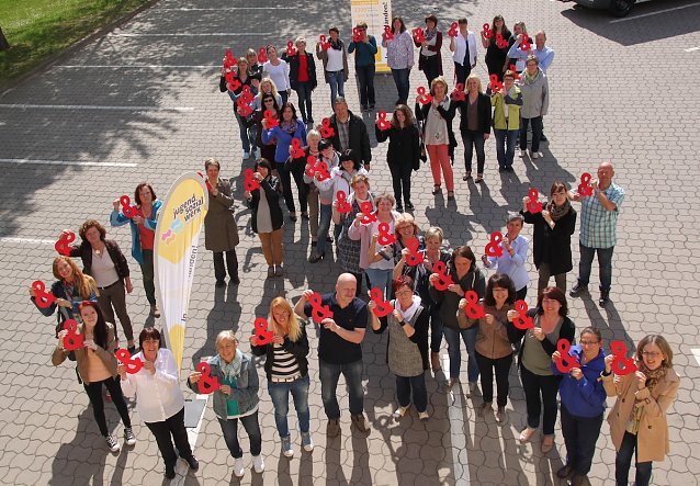 Bild: Mehr als 50 Mitarbeiter des JugendSozialwerk Nordhausen bilden mit ihren K&ouml;rpern das Symbol des World Blood Cancer Day und demonstrieren so ihre Solidarit&auml;t mit den Patienten