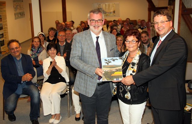 Bild: Im Rahmen einer kleinen Feierstunde haben die Vorst&auml;nde der RAG Susann Goldhammer und Thomas Seeber das erste, noch druckfrische Exemplar der Regionalen Entwicklungsstrategie an den Beigeordneten des Landkreises Nordhausen Stephan N&uuml;&szlig;le &uuml;bergeben.