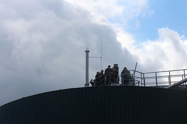 Bild: Besonderes Highlight war ein Ausflug auf das Dach der Fermenter in 20 Metern H&ouml;he