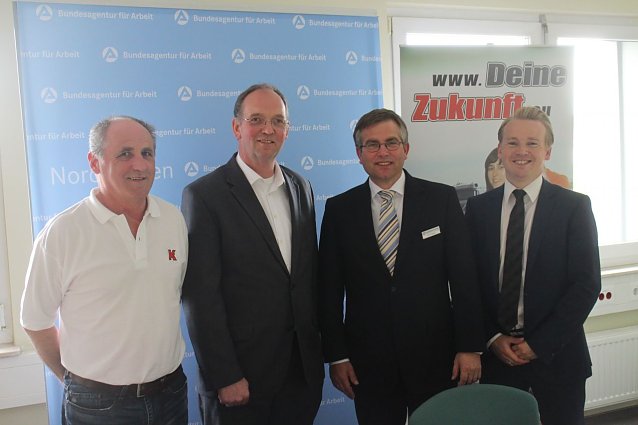 Bild: v.l.: die Spediteure Ralf B&ouml;ttcher und Dieter Redemann, Agenturleiter Karsten Frob&ouml;se und Marcel K&uuml;bler vom Berufsbildungszentrum Verkehr