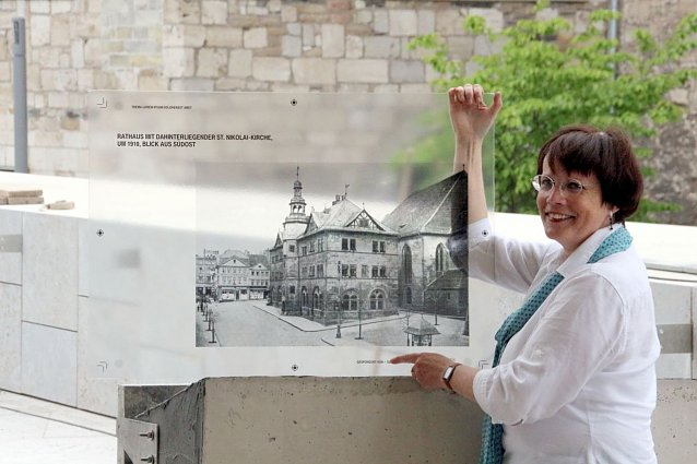 Bild: Bibliotheksleiterin Hildegard Seidel mit einer Bildplatte. 