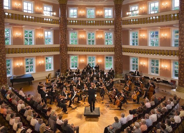 Bild: Das Loh-Orchester im Sondersh&auml;user Achteckhaus