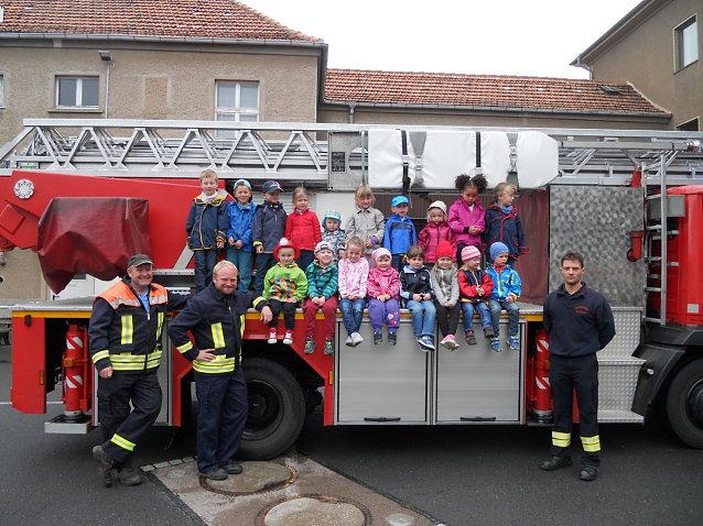 Bild: Die Eichenbergzwerge aus Petersdorf zu Besuch bei der Nordh&auml;user Feuerwehr