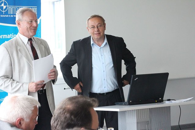 Bild: Hartmut Carl und Kriminaldirektor Andreas Schneider sprachen vor Nordh&auml;user Unternehmern zur Sicherheit im Internetzeitalter