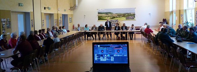 Bild: Die Vertreter der Vereine wollen mit den Juroren ins Gespr&auml;ch kommen.