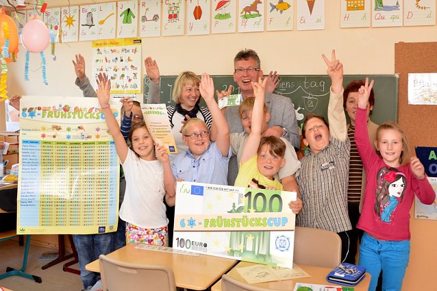 Bild: Die Sch&uuml;ler hatten eine Woche lang ganz besonders auf ein gesundes Fr&uuml;hst&uuml;ck geachtet und erhalten nun 100 Euro f&uuml;r ihre Klassenkasse &uuml;berreicht