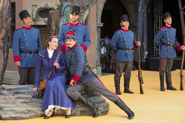 Bild: Franz Xaver Schlecht (vorne) als Morales in Carmen mit Tijana Grujić (Micaela) und Herren des Opernchors
