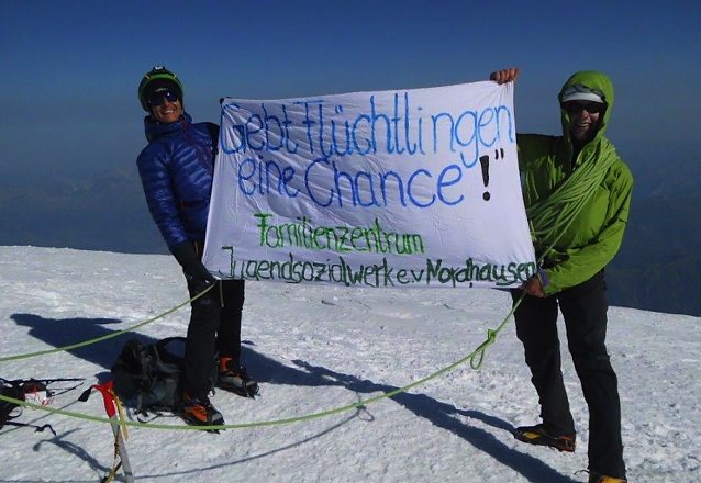 Bild: Botschaft auf dem Gipfel des MontBlanc - das Nordh&auml;user JugendSozialwerk m&ouml;chte, das dass Beispiel unter Mitarbeitern Schule macht 